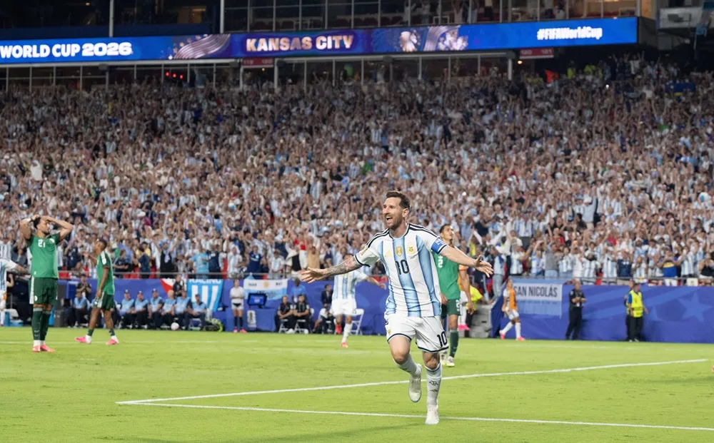 Messi igualó a Miroslav Klose con un triplete en su debut en la Copa Mundial ante Argelia.