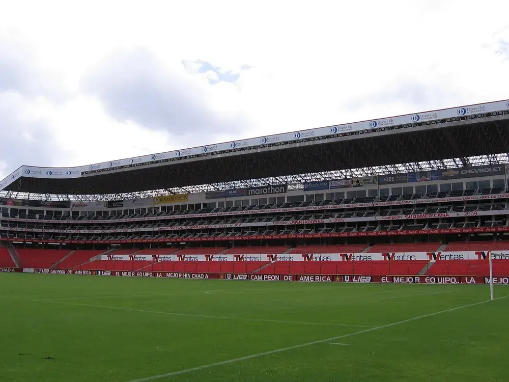LDU Quito contra Libertad juegan en el estadio Rodrigo Paz Delgado.