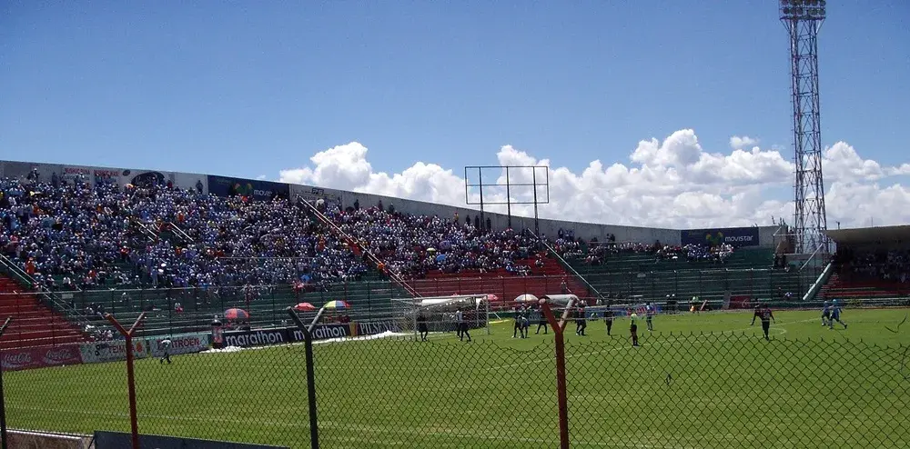 Macará contra LDU Quito  juegan en el estadio Bellavista.