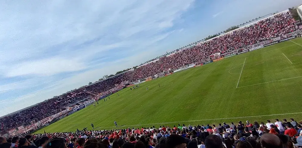 San Lorenzo contra Deportivo Riestra juegan en el estadio Nuevo Francisco Urbano.