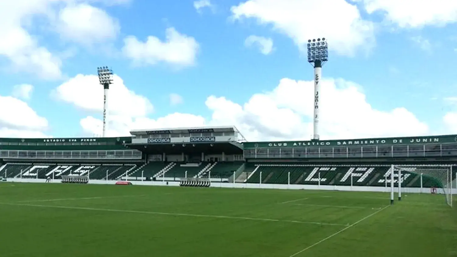 Estadio. Sarmiento contra Tigre