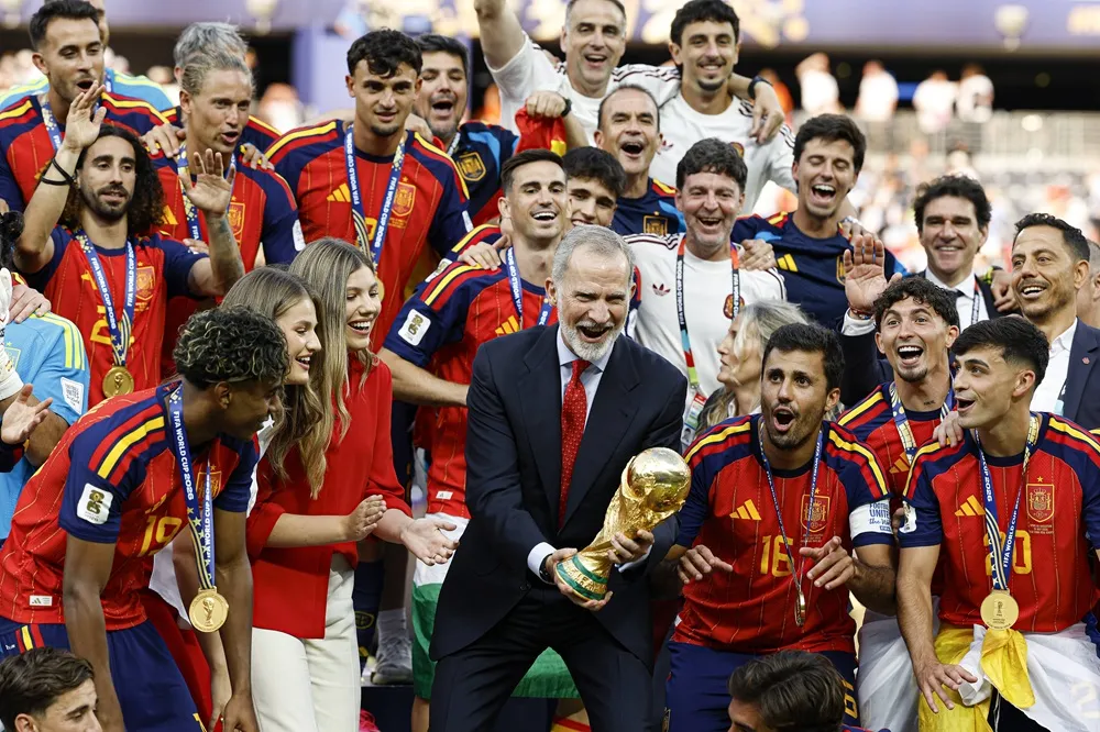 El rey de España celebra junto a los jugadores el título del Mundial 2026.