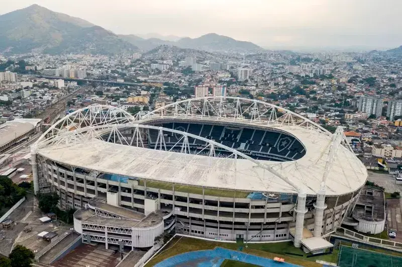 Botafogo contra Santos se enfrentan en el Estadio Nilton Santos.