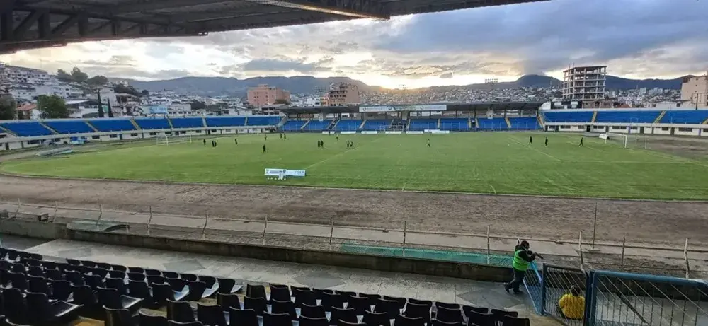 Libertad contra Técnico Universitario juegan en el estadio Federativo Reina del Cisne.