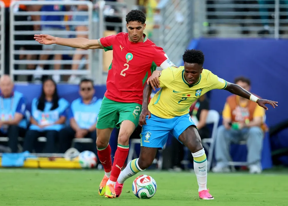 Vinícius Júnior disputando el balón ante Achraf Hakimi en el empate 1-1 entre Brasil y Marruecos, en la Copa Mundial 2026.